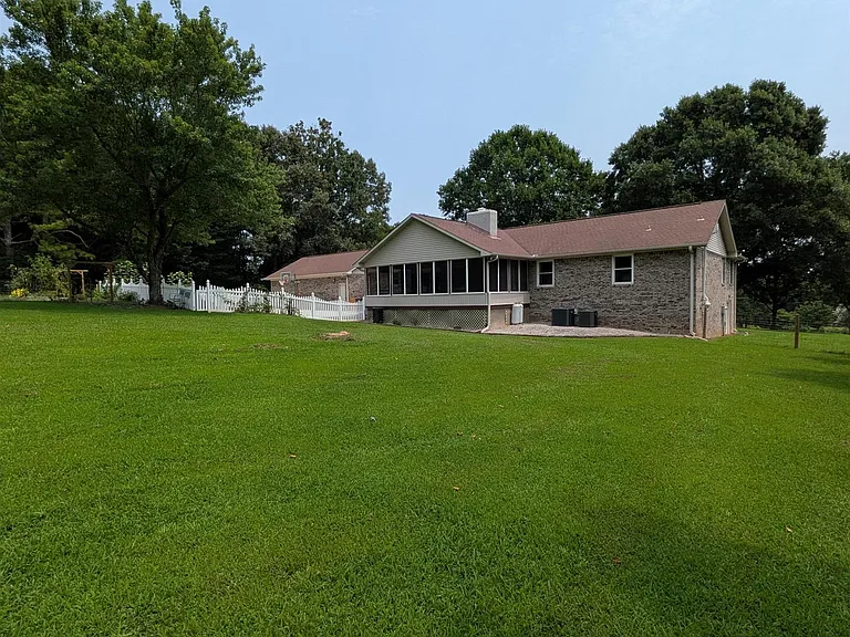 102 Huntington Ridge Rd — Photo 2