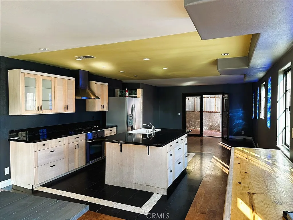 4 bed, 2180 sqft, $6,300 — Photo 3