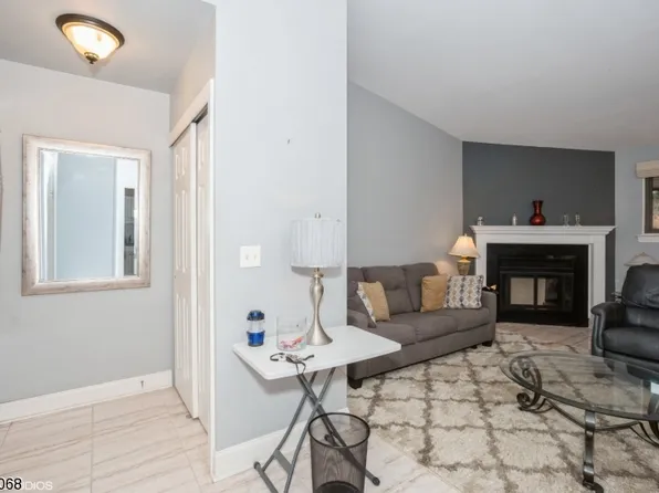 4 Glenside Dr, Clinton Twp., NJ 08801