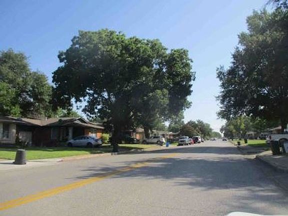 Exterior Neighborhood (street photo)