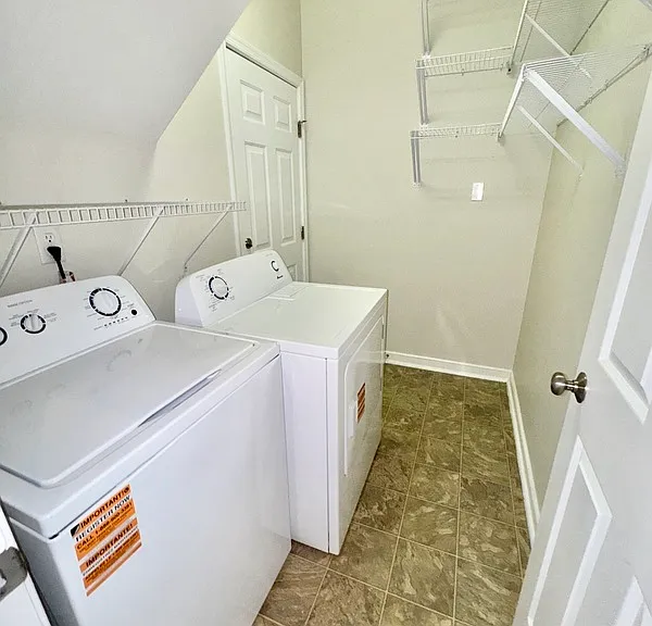 2409 Silver Lake Ter — Photo 15