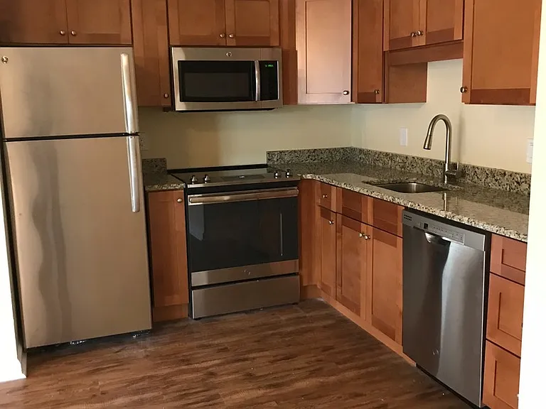 141 Colonial Cir #B4 — Photo 2