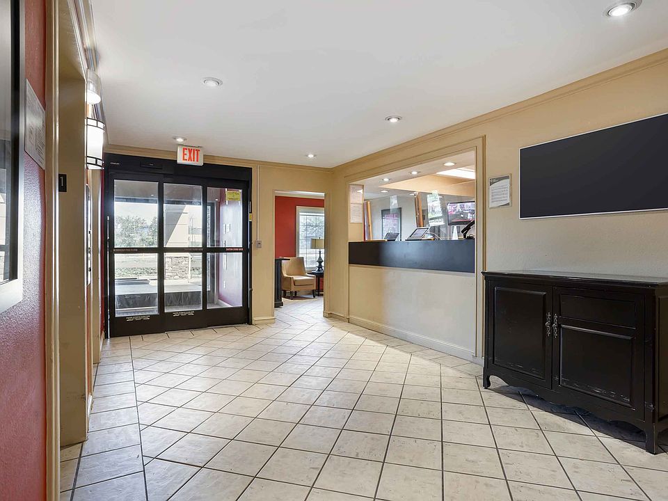 Lobby and Guest Check-in