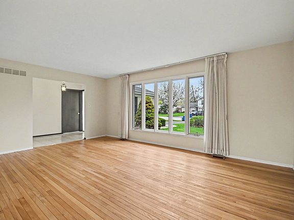 3rd image of 3941 Roslyn Rd
