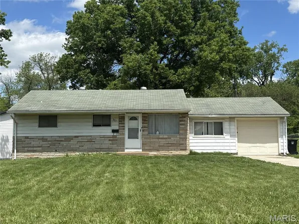 237 Ben Nevis Rd, Saint Louis, MO 63137
