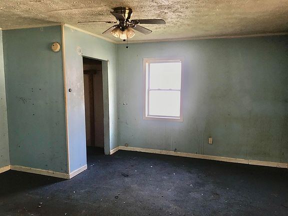 3rd image of 915 Henderson Br