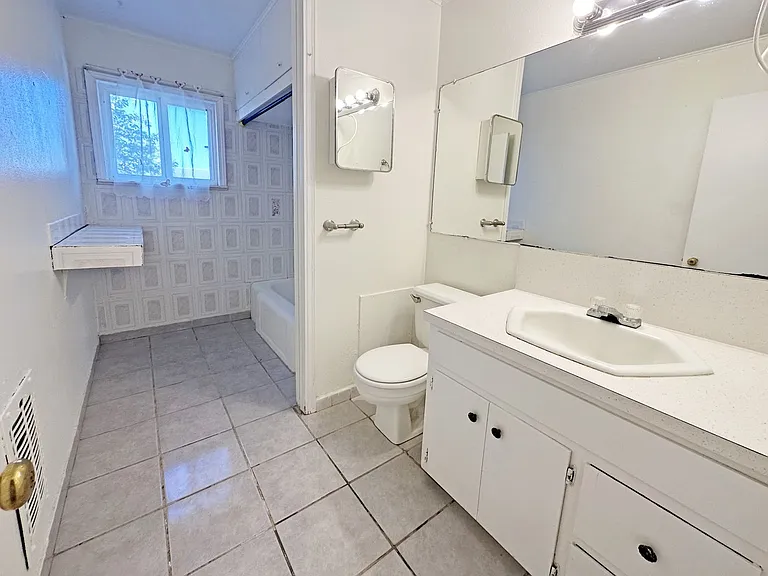 514 W Avenue J — Photo 6
