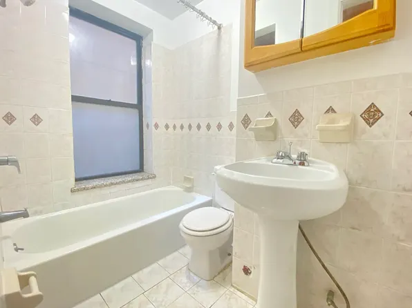1777 1st Avenue 2S image 2 of 4