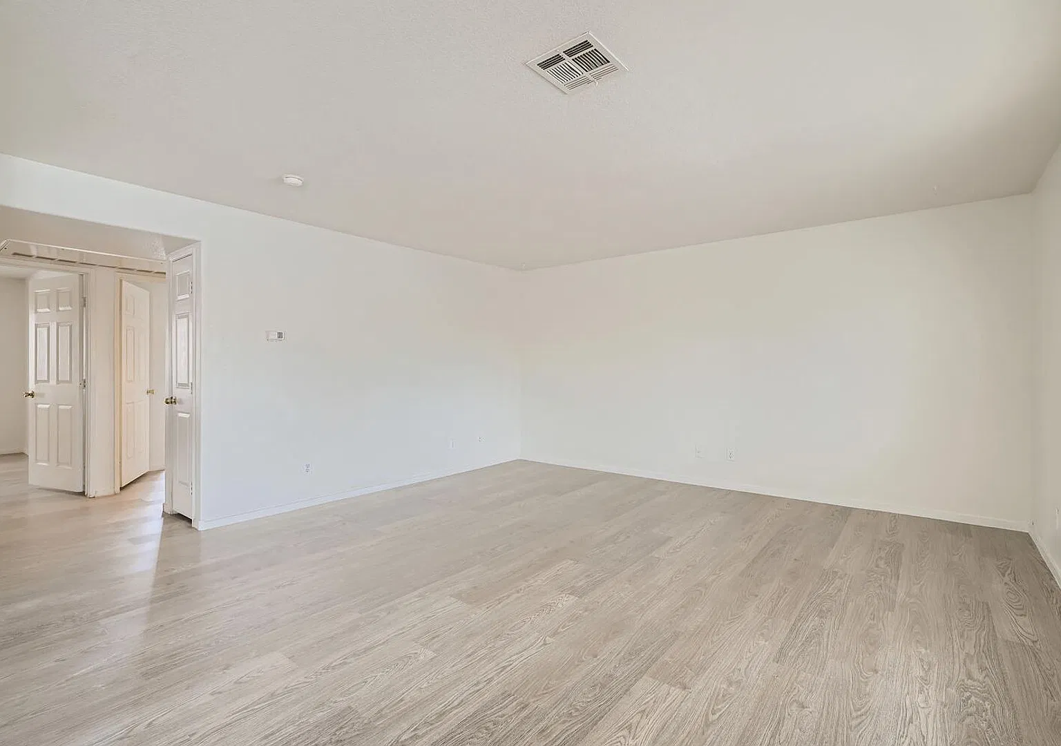 Upgraded 2BD Condo with Community Amenities — Photo 2
