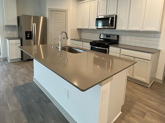 Kitchen featuring stainless steel appliances, walk-in pantry - comes w/ fridge