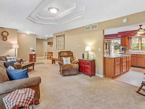 3rd image of 907 Linda Ln