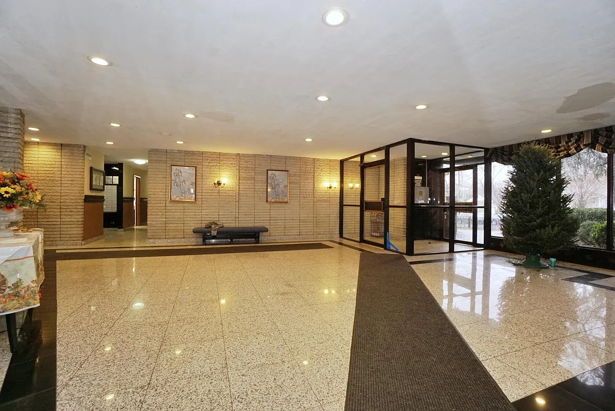 Building Photo - 145 Lincoln Ave #7S