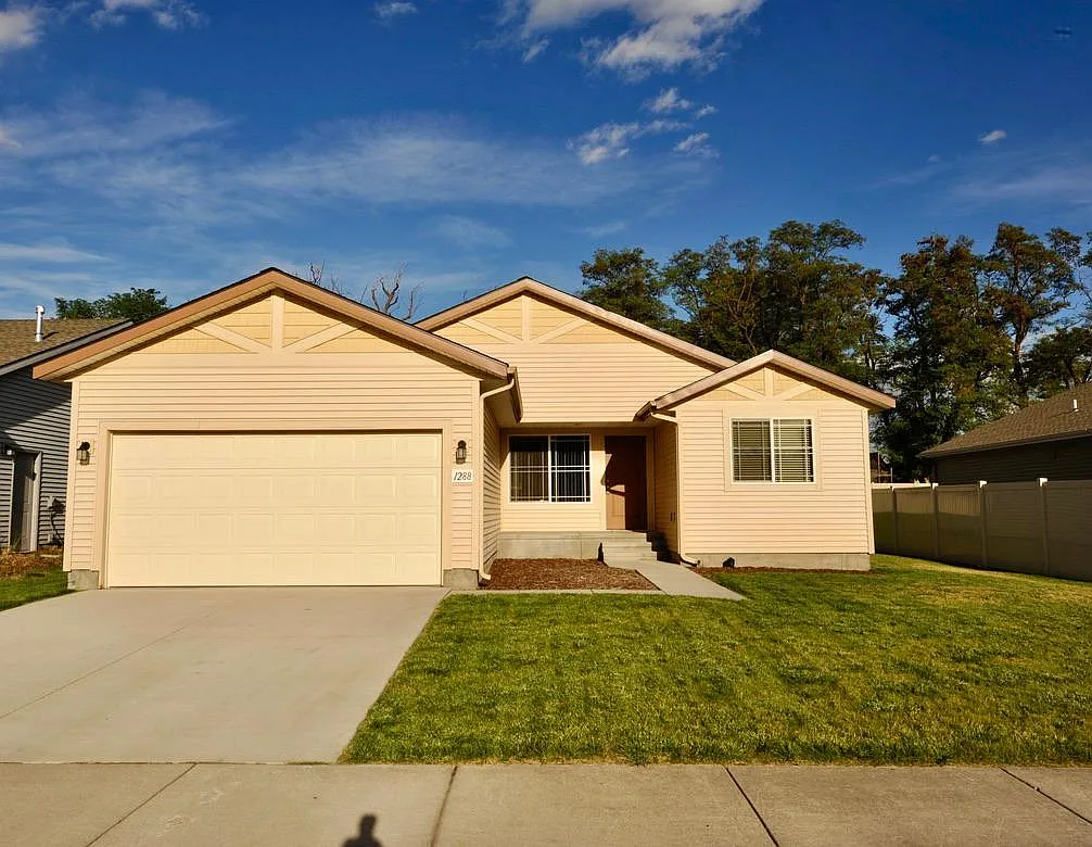3 bed, 1151 sqft, $1,925 — Photo 1