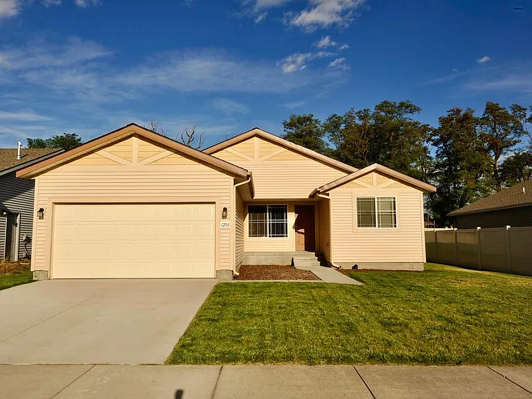 1288 N Pyroclast St — Photo 1