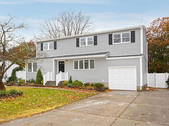 2nd image of 468 Bohemia Pkwy