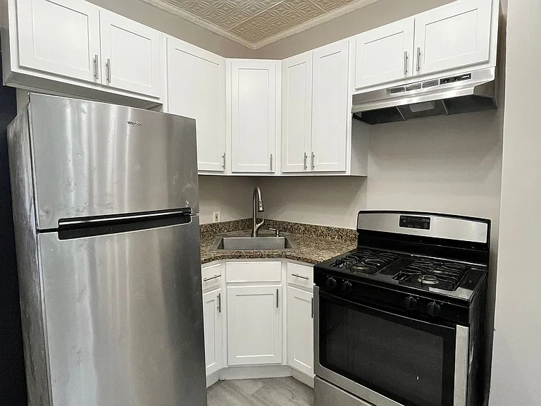 8 Sheffield St #3L — Photo 1