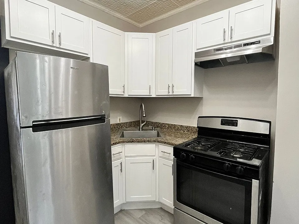 8 Sheffield St #3L