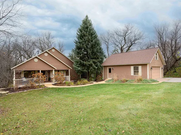 2 Washburne Ln, Galena, IL 61036
