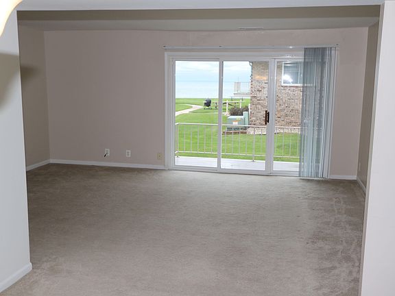 3rd image of 3618 Lakeshore Dr APT I8