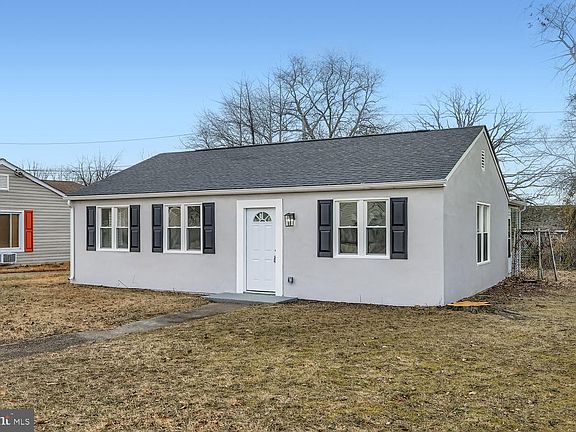 3rd image of 705 Cotter Rd