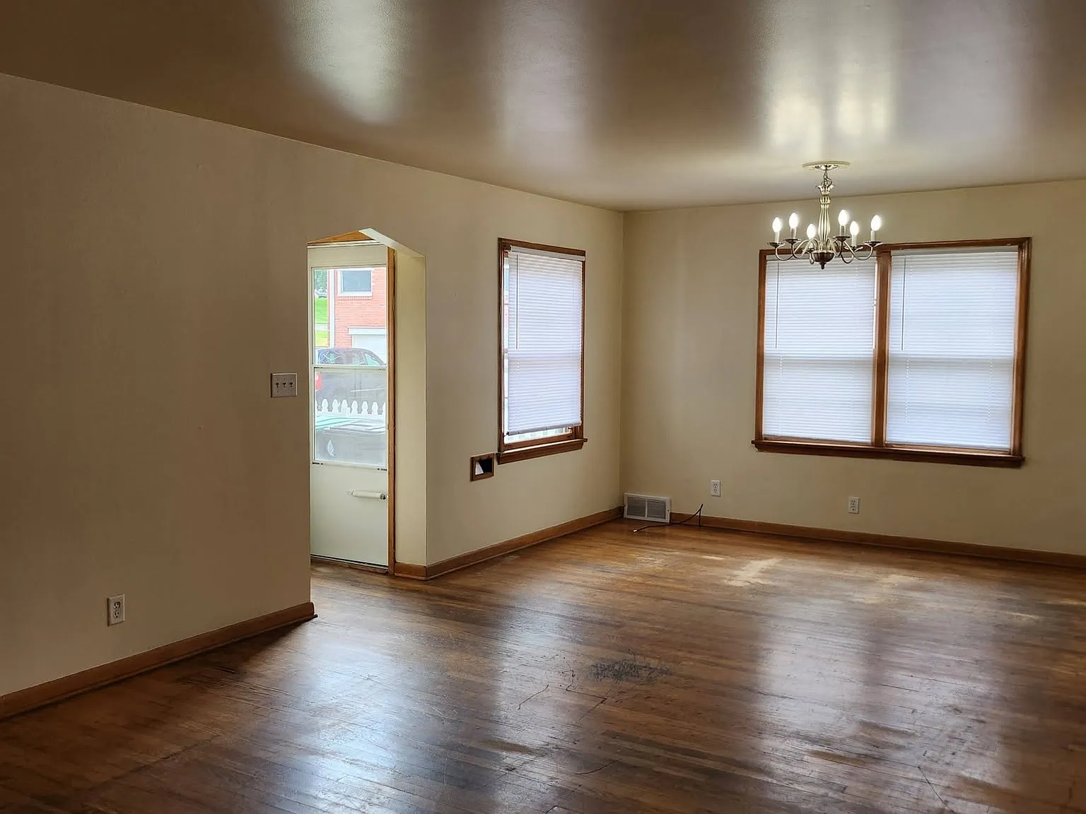 3 bed, $1,400 — Photo 2