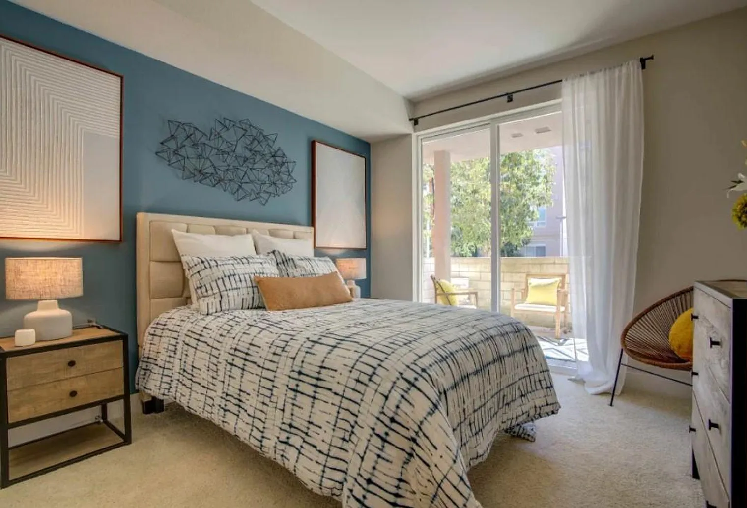 1 bed, 1.0 bath, 882 sqft, $7,371 — Photo 4