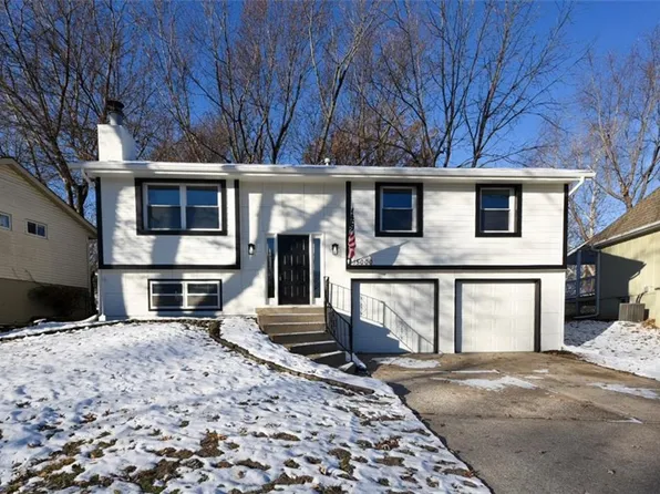 15000 S Sturgeon Dr, Olathe, KS 66062