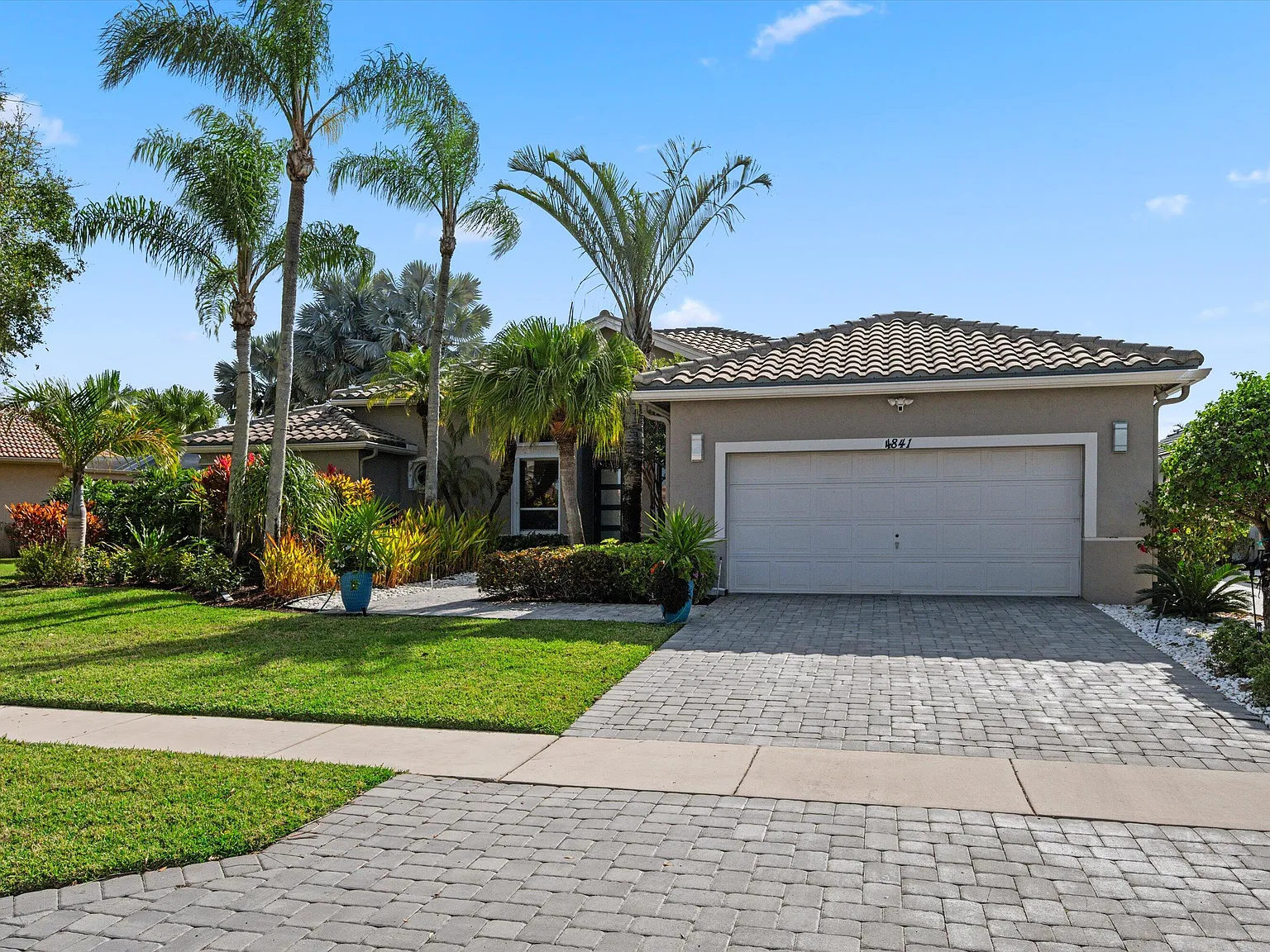 3 bed, 3.0 bath, 2567 sqft, $5,000 — Photo 2