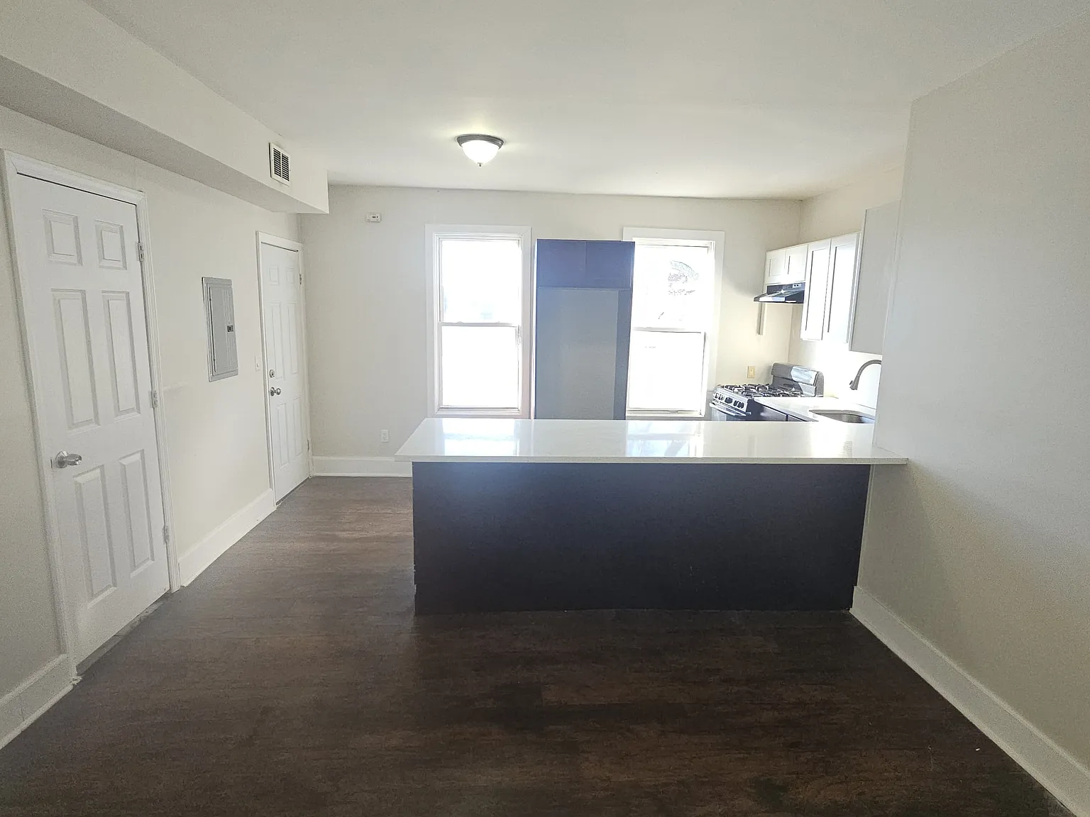 3 bed, $1,900 — Photo 2