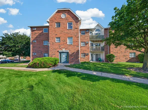 1375 Cunat Ct APT 2C, Lake In The Hills, IL 60156