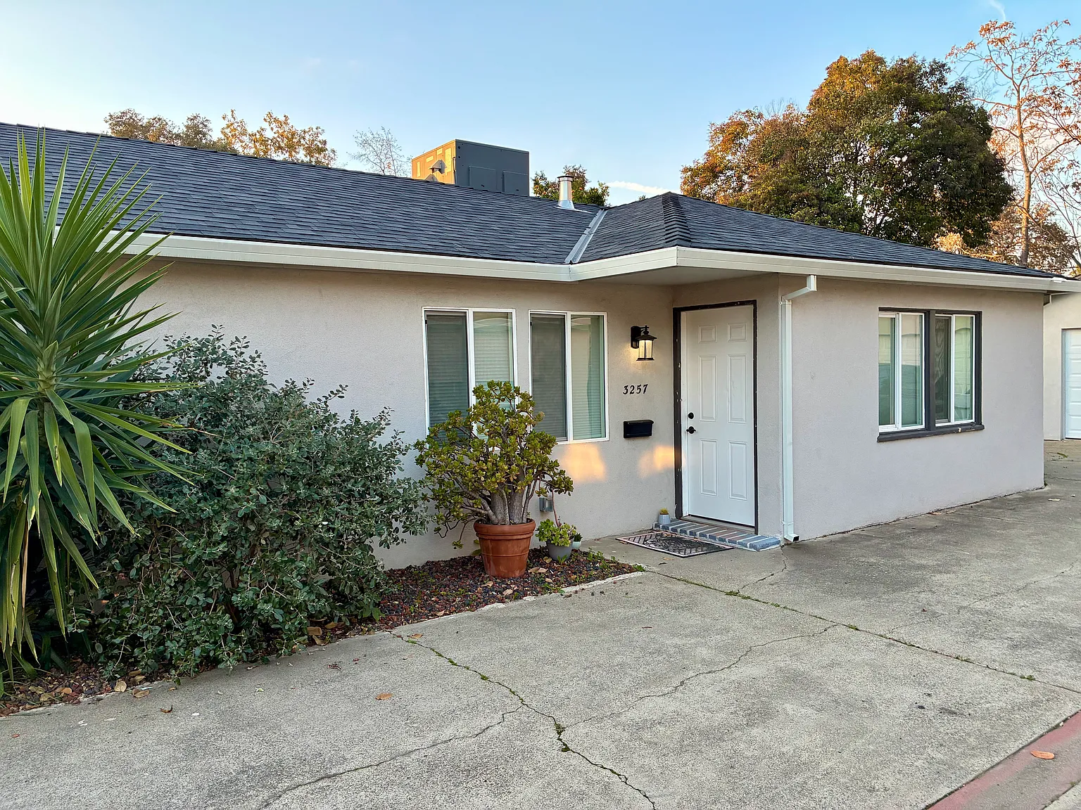 3255 9th Ave photo 1