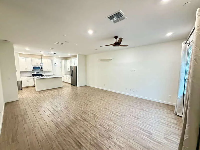 3 bed, 2.5 bath, 1586 sqft, $2,300 — Photo 2