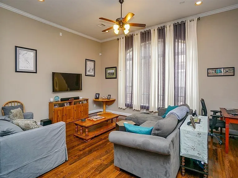 1025 W 21st St #D — Photo 7