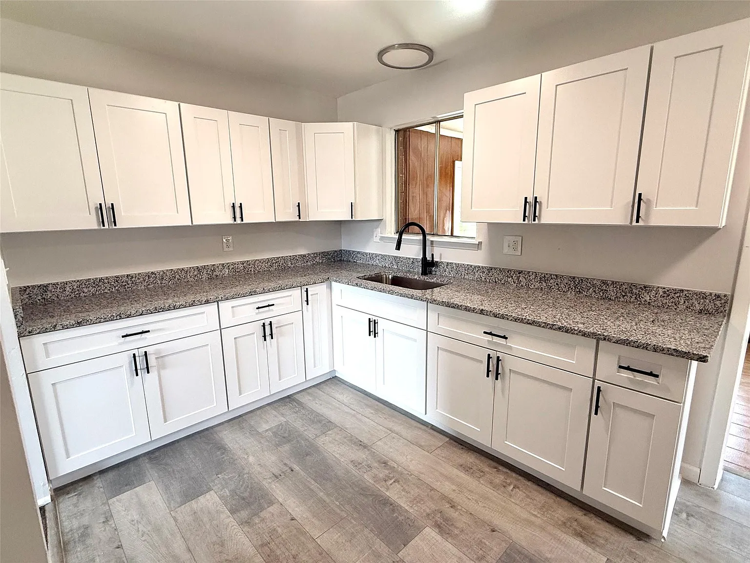 3 bed, 1.0 bath, 1117 sqft, $1,800 — Photo 3