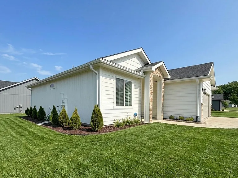 4916 Plumthicket Dr — Photo 3