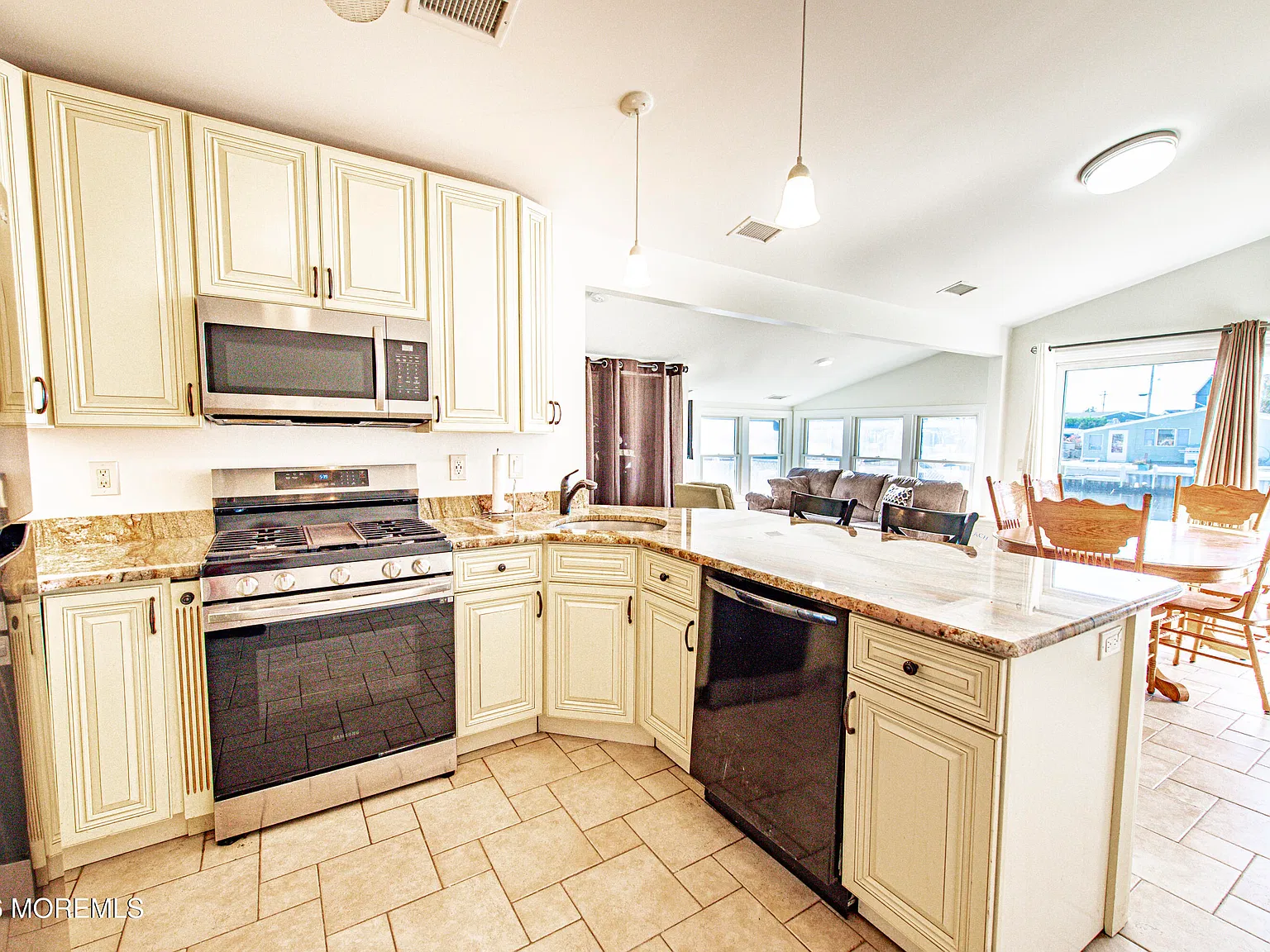 3 bed, 813 sqft, $2,850 — Photo 4