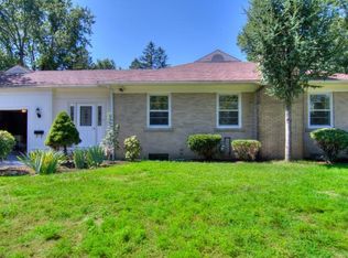 1 Plymouth Dr, Barrington, RI 02806