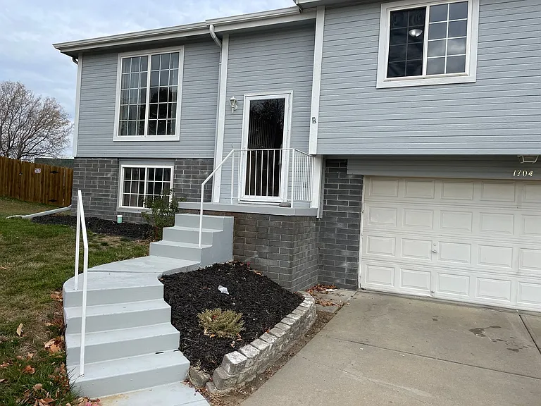 1704 Yorktown St — Photo 4