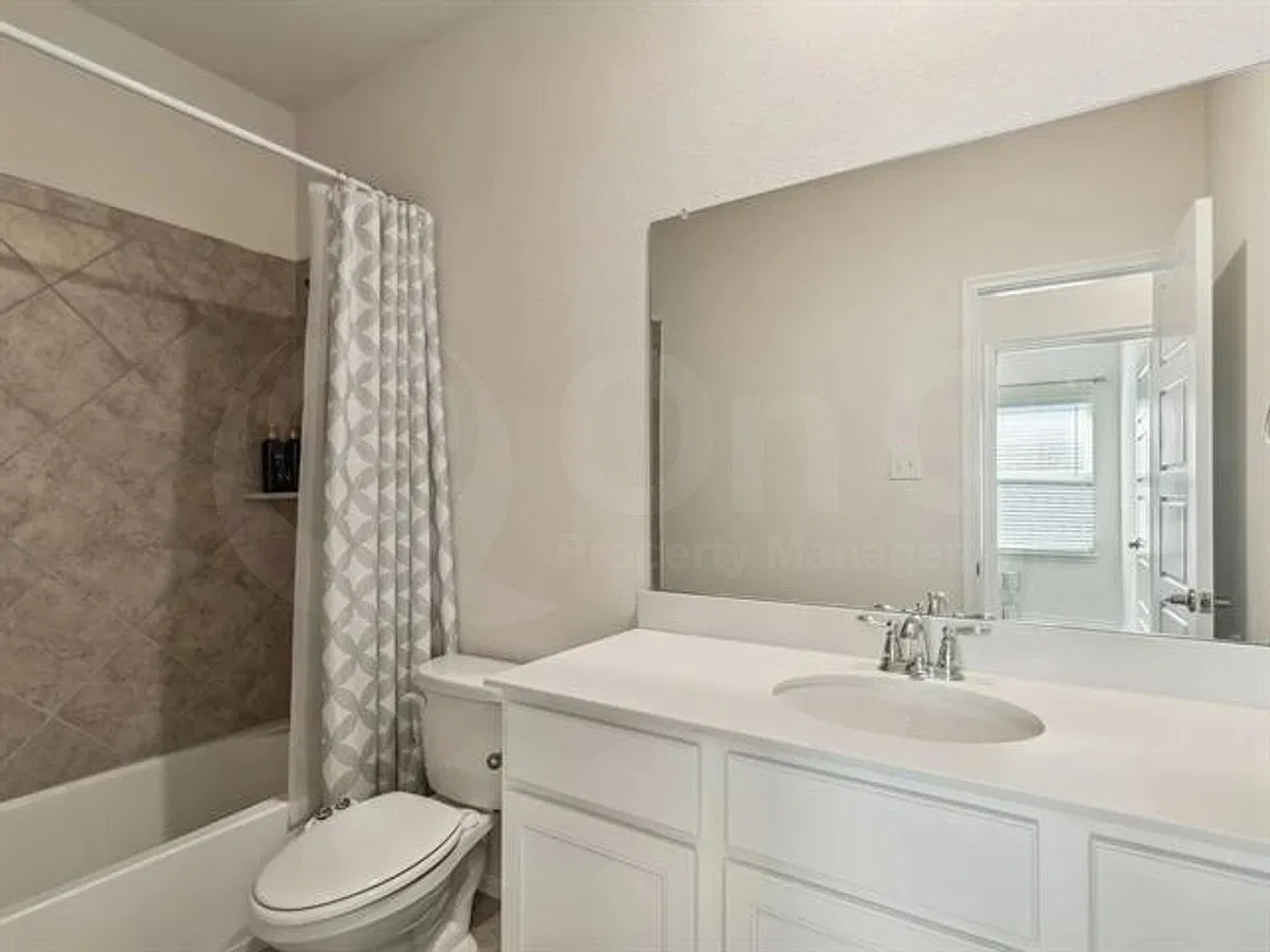 4 bed, 3.5 bath, 2207 sqft, $2,999 — Photo 3