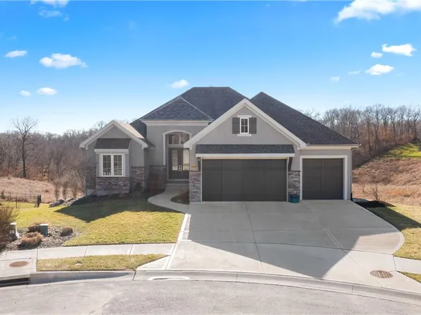 5718 Russet Rd, Parkville, MO 64152