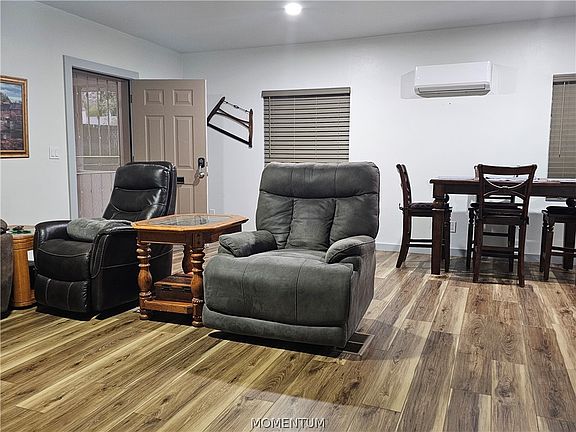 3rd image of 512 E Oak Street