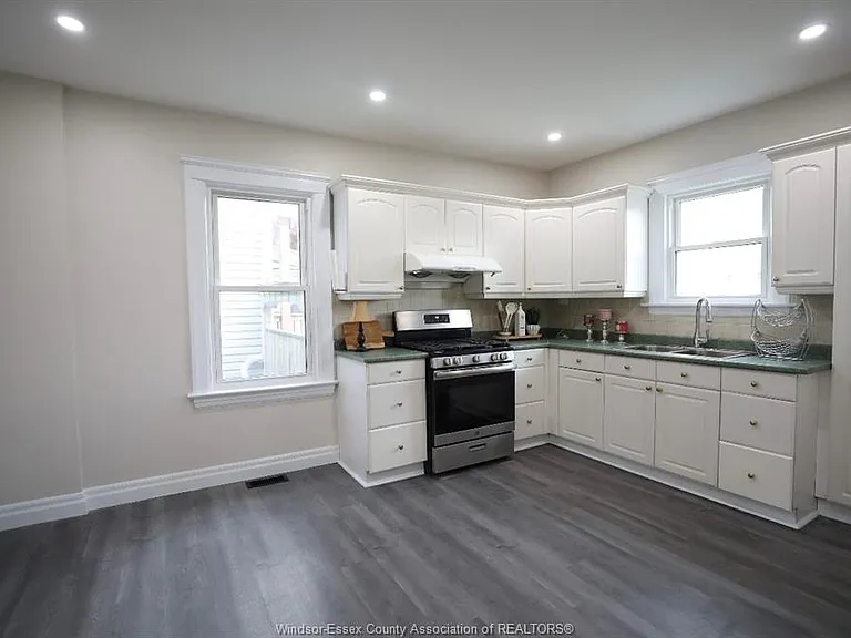 859 Pierre Ave — Photo 9