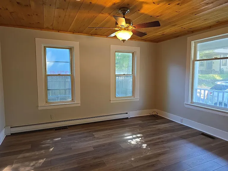 147 Laurel St — Photo 8