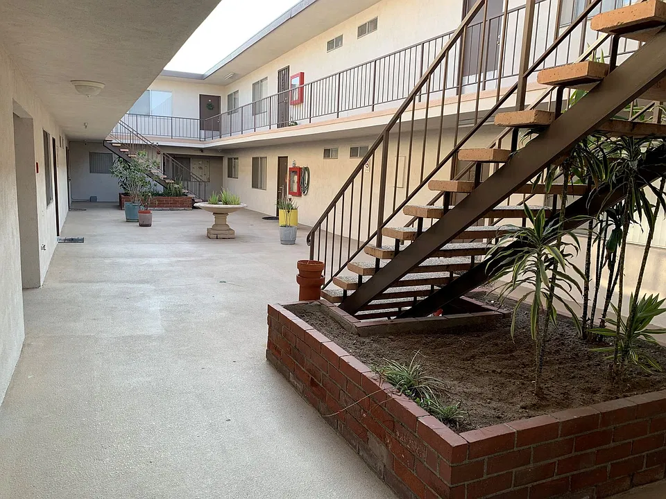 Building Photo 3
