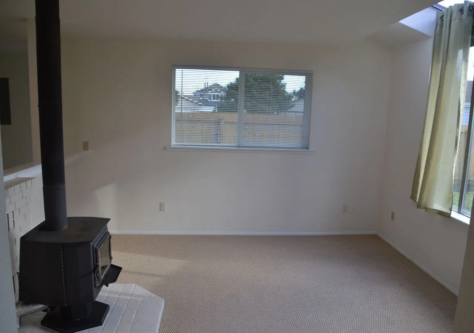 Beautiful and Bright Corner Lot Home in Everett! — Photo 2