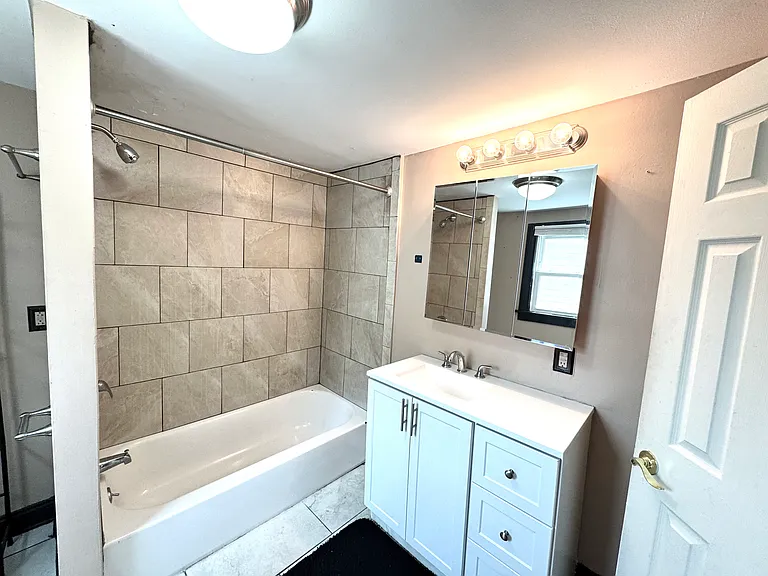 1016 Hill St — Photo 14