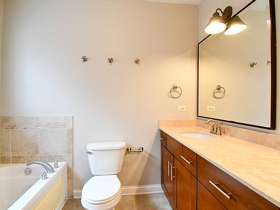 4th image of 2423 W Cortland St #2