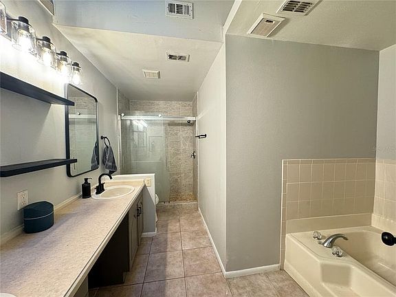 5th image of 626 Red Oak Cir Unit 110