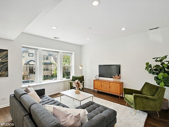 4th image of 3106 W Leland Ave #104