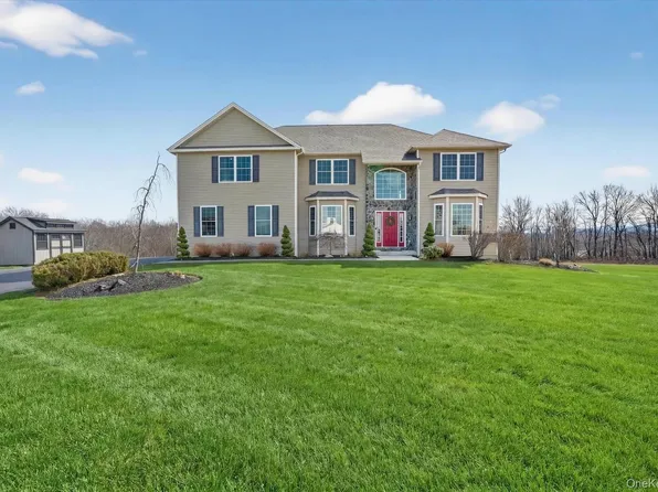 28 Wild Turkey Ln, New Windsor, NY 12553